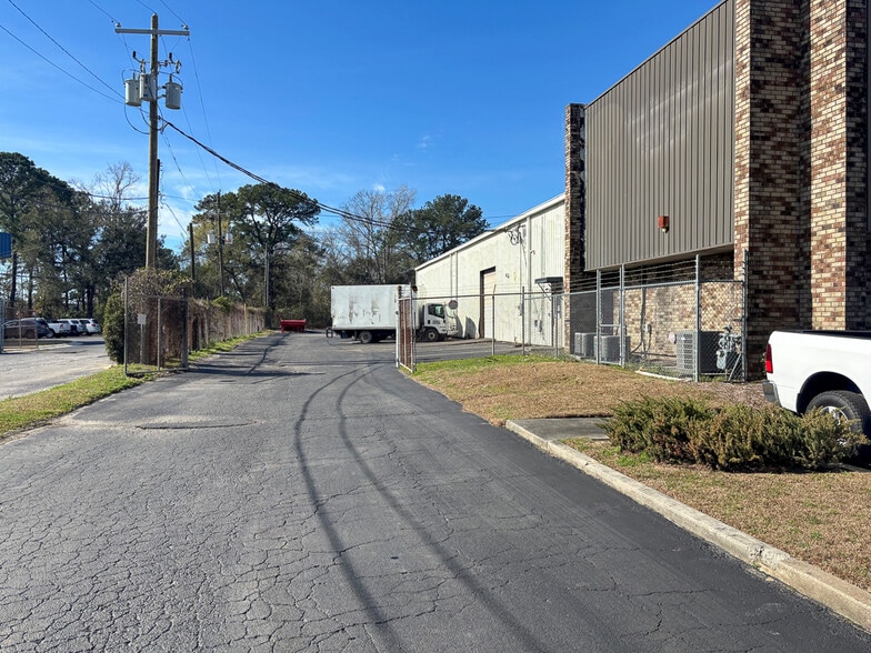 More Photos Of 6549 Fain St, Charleston Warehouse For Lease
