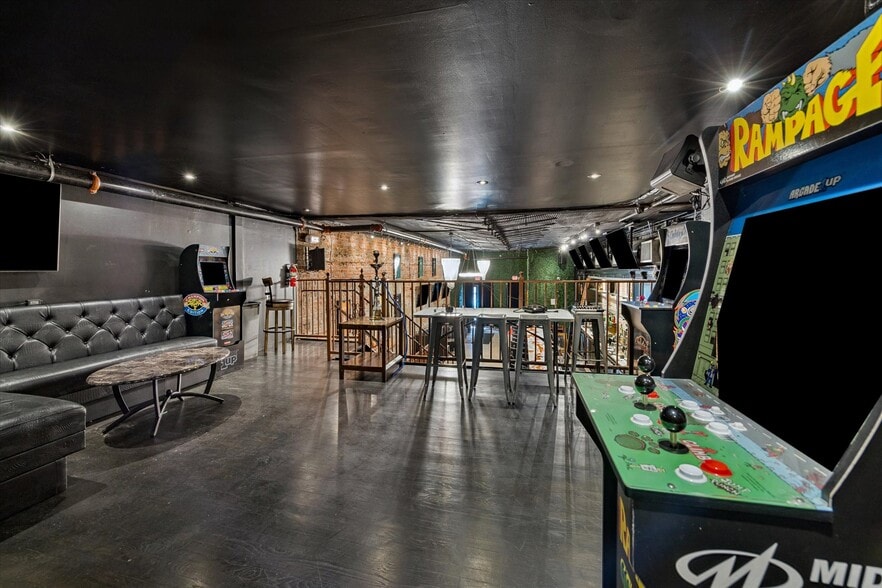 More Photos Of 110 Main St, Houston General Retail For Lease