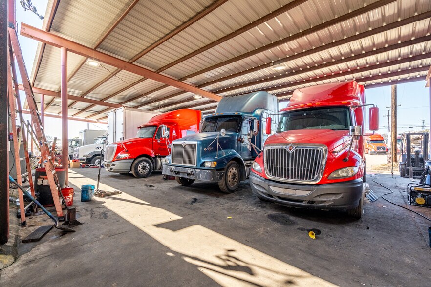 More Photos Of 305 W Simonds Rd, Seagoville Service For Lease