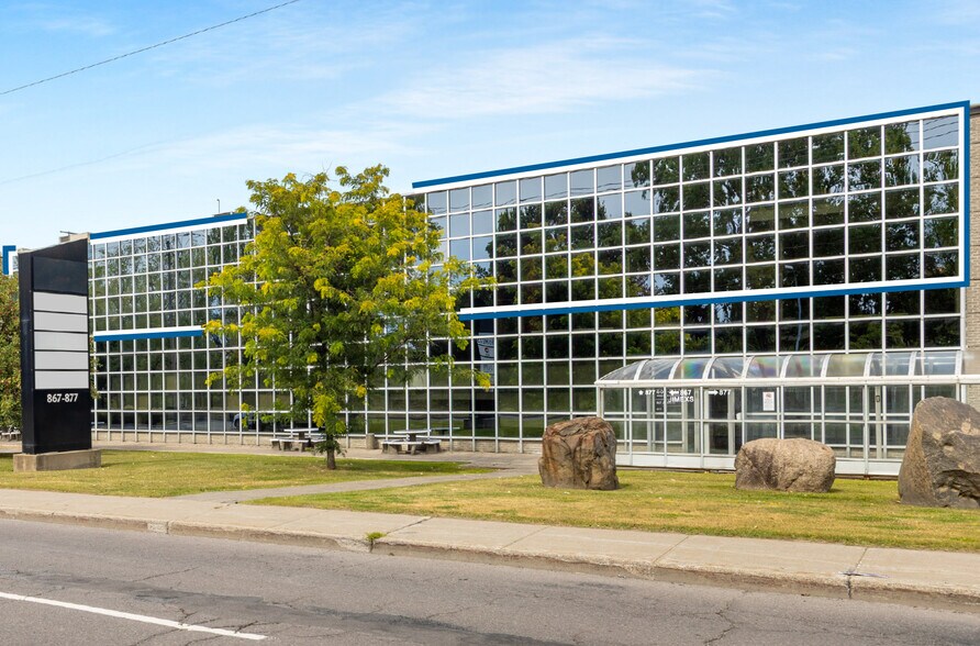 Primary Photo Of 867-877 Boul Jean-Paul-Vincent, Longueuil Warehouse For Lease