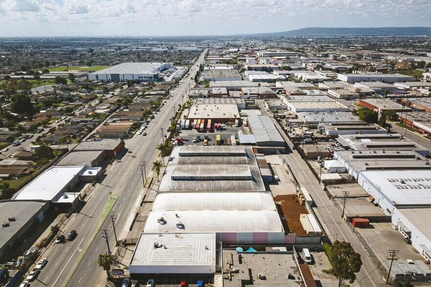 More Photos Of 12819 Main St, Los Angeles Warehouse For Sale