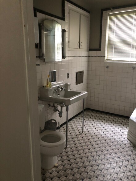 More Photos Of 111 Cass Ave, Mount Clemens Office For Sale