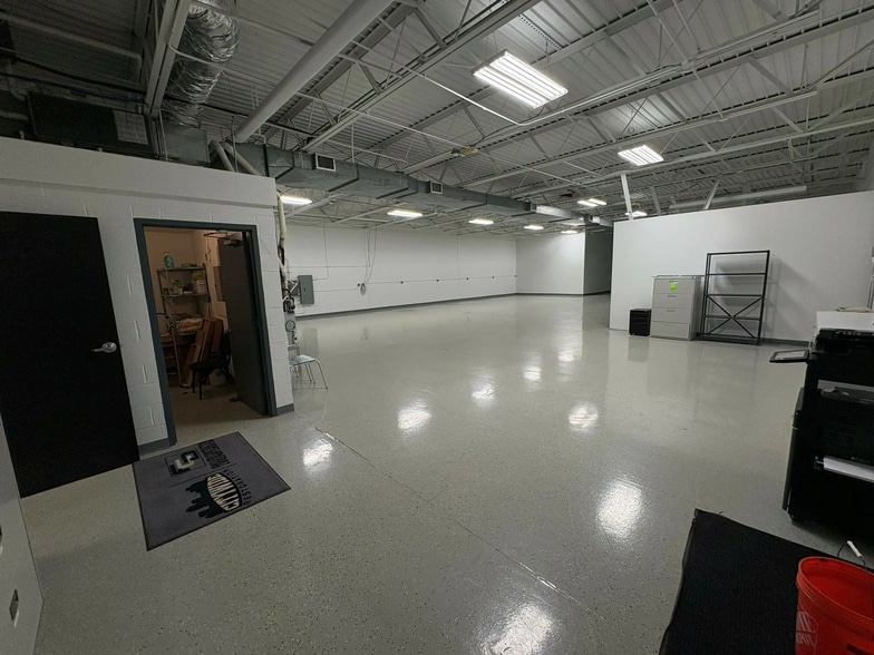 More Photos Of 2011 Austin Dr, Troy Warehouse For Lease