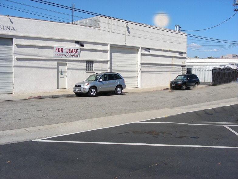 Primary Photo Of 14807 Aetna St, Van Nuys Service For Lease