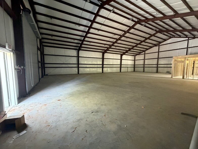 More Photos Of 2314 Wade Cir N, Conroe Warehouse For Sale