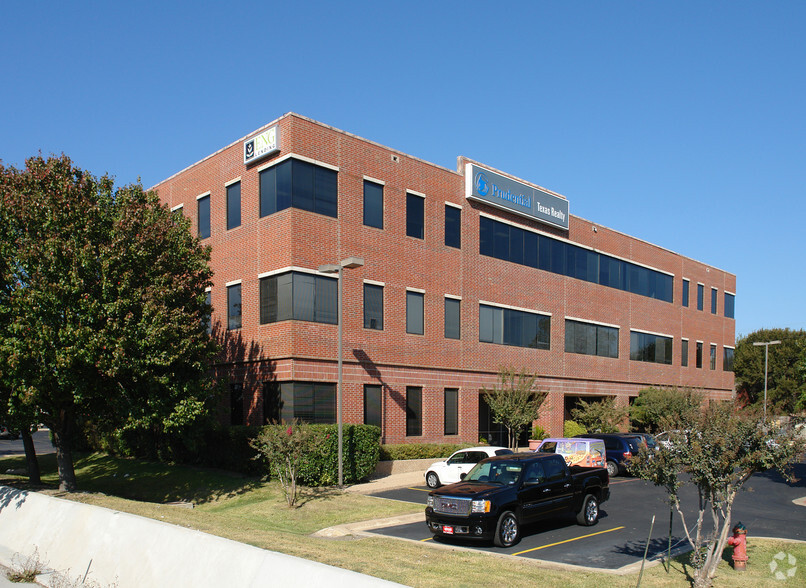 Primary Photo Of 1717 N Interstate 35, Round Rock Office For Lease