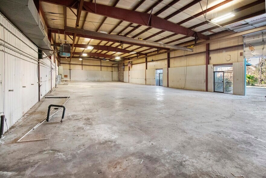 More Photos Of 909 Fisher St, Houston Warehouse For Sale