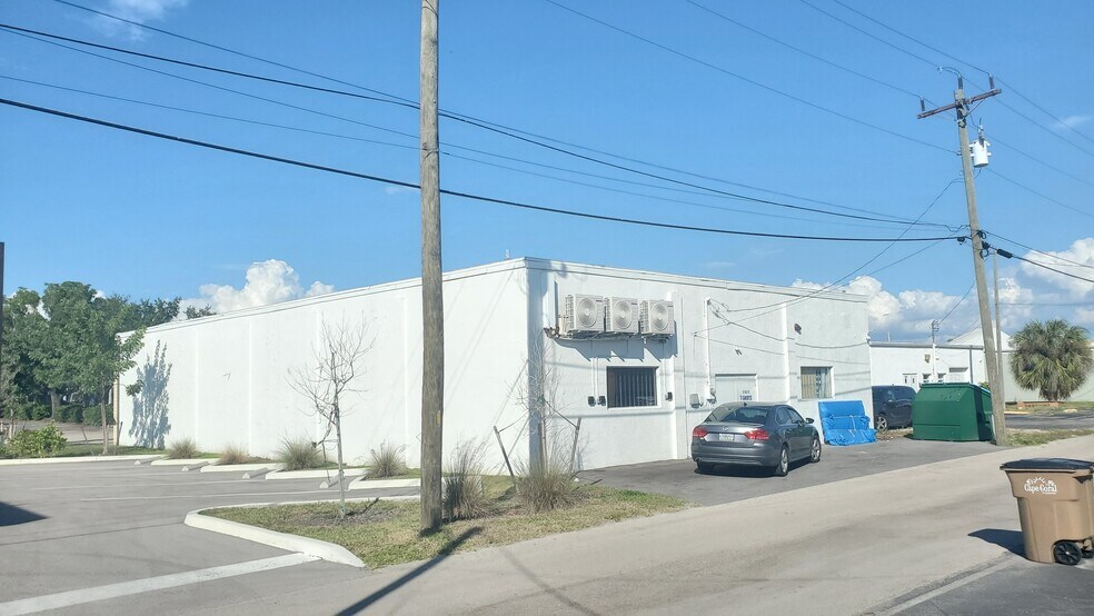 More Photos Of 1220 Lafayette St, Cape Coral Freestanding For Lease