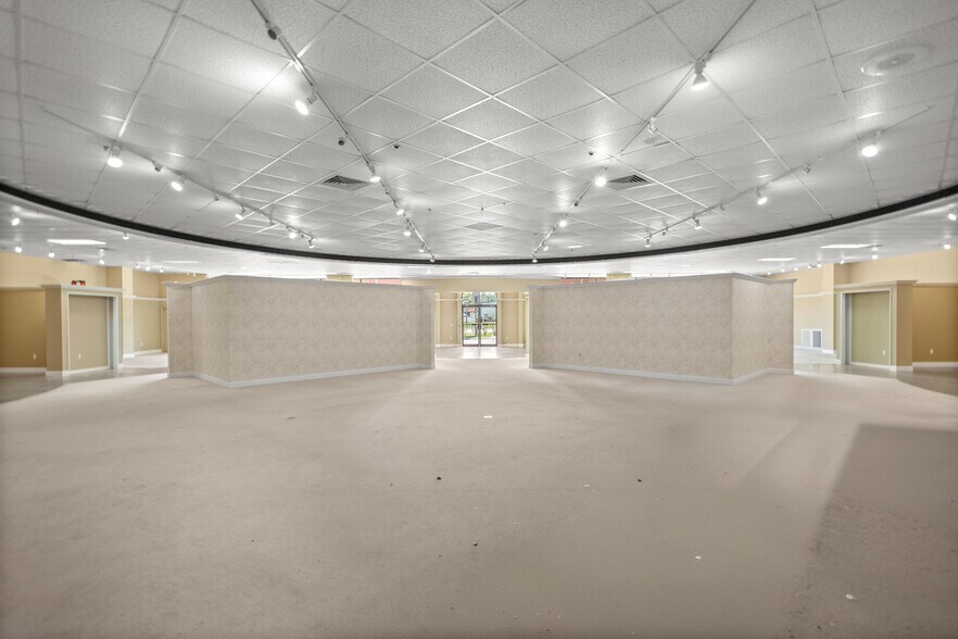 More Photos Of 1211 SW 17th St, Ocala Freestanding For Lease