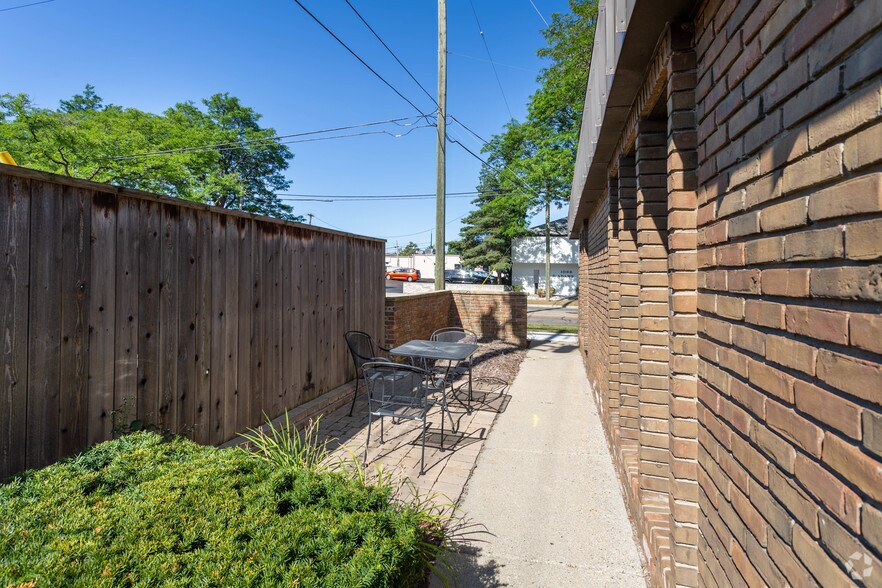 More Photos Of 1122-1035 Cole St, Birmingham Office For Lease