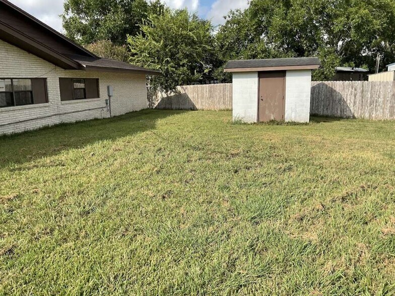 More Photos Of 208 E York St, Ganado Office For Sale