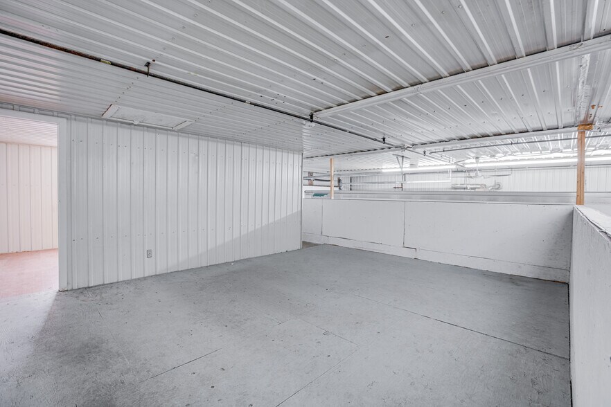 More Photos Of 19 Terry Fox Dr, Vankleek Hill Manufacturing For Sale