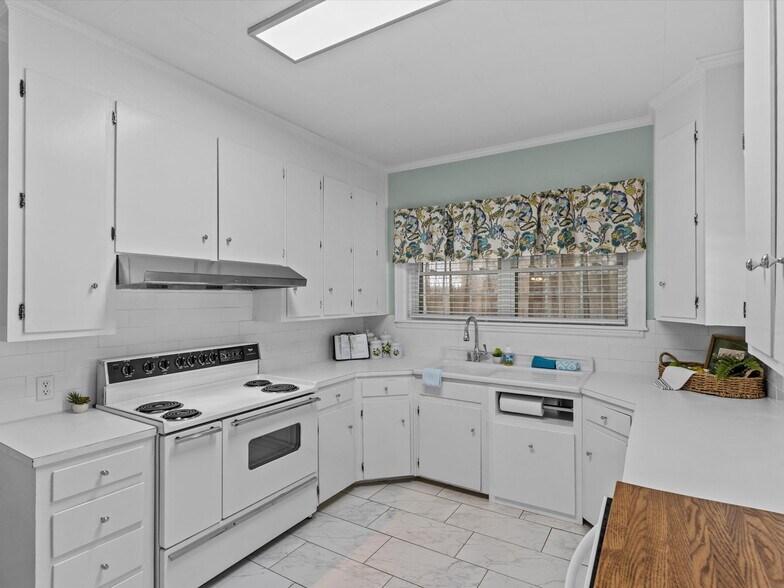 More Photos Of 302 W College St, Enterprise Flex For Sale