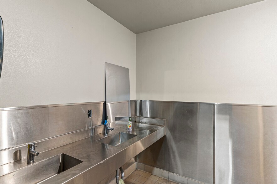 More Photos Of 253 E Harris Ave, South San Francisco Warehouse For Sale
