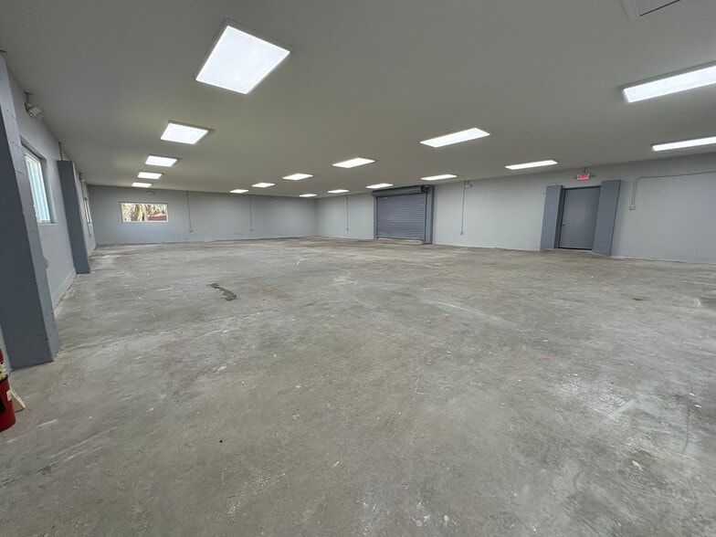 More Photos Of 18252 E Colonial Dr, Orlando Light Distribution For Lease