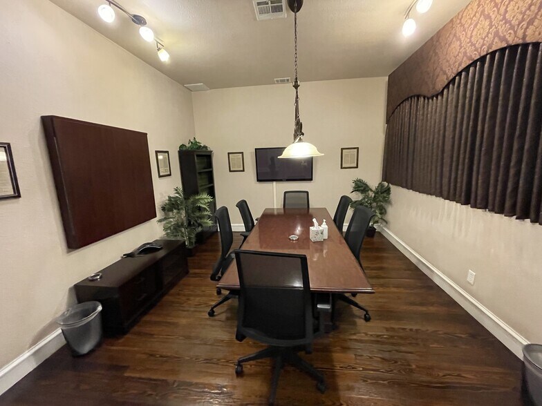 More Photos Of 212 E Virginia St, McKinney Storefront Retail Office For Lease
