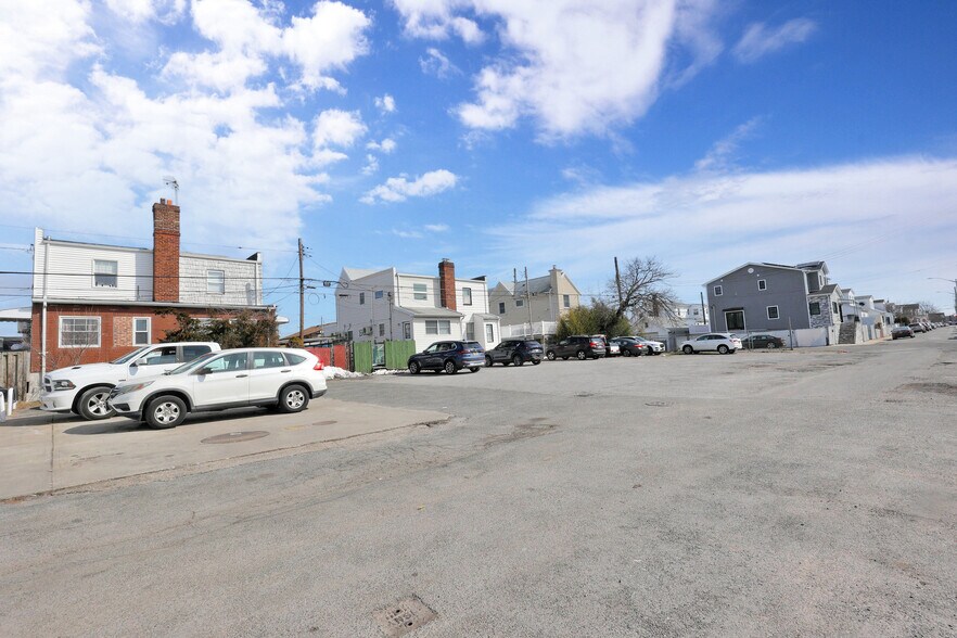 More Photos Of 82-84 Ebony Ct, Brooklyn Marina For Sale