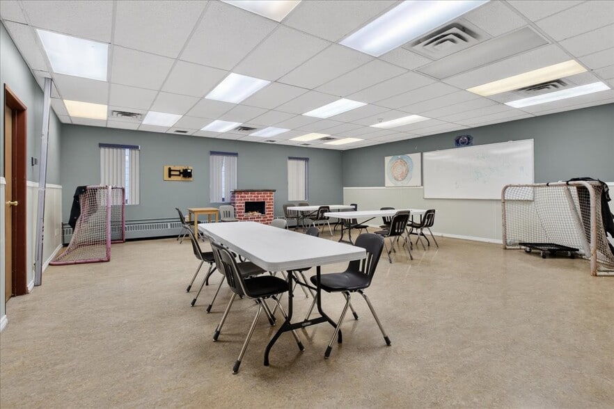 More Photos Of 11831 123 St NW, Edmonton Office For Sale