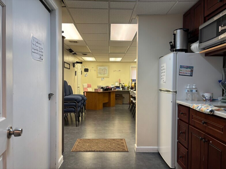 More Photos Of 292-294 Medford Ave, Patchogue Office For Lease