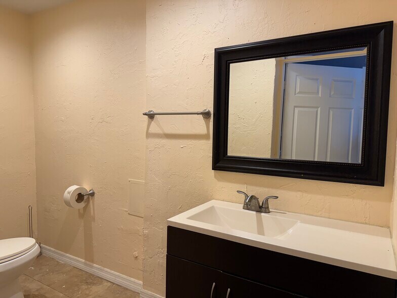 More Photos Of 1605 NW 95th St, Miami Freestanding For Sale