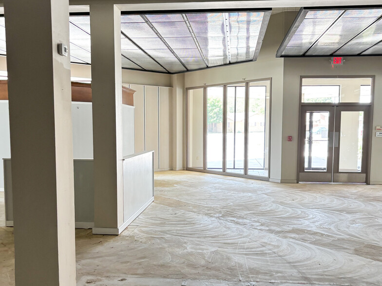 More Photos Of 7705 Quaker Ave, Lubbock Freestanding For Lease