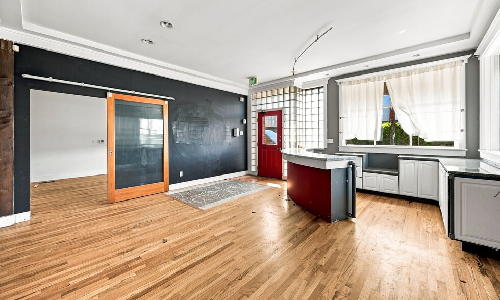 More Photos Of 942 Elliott Ave W, Seattle Office For Sale