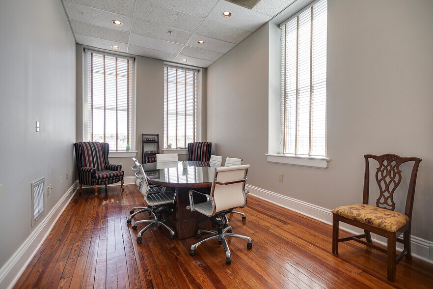 More Photos Of 809 S Main St, Columbia Office For Sale