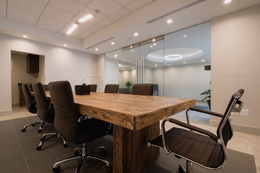 More Photos Of 6800 Owensmouth Ave, Woodland Hills Office For Lease