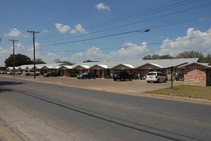More Photos Of 1400 N Saint Marys St, Beeville Apartments For Sale