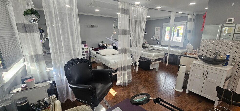More Photos Of 16 Split Rock Rd, Syosset Freestanding For Lease