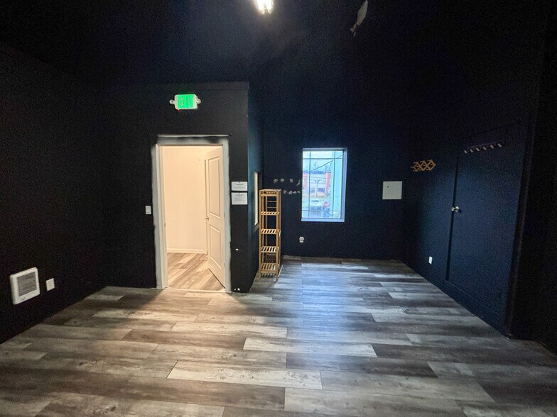 More Photos Of 265 S Main St, Independence Storefront Retail Office For Sale