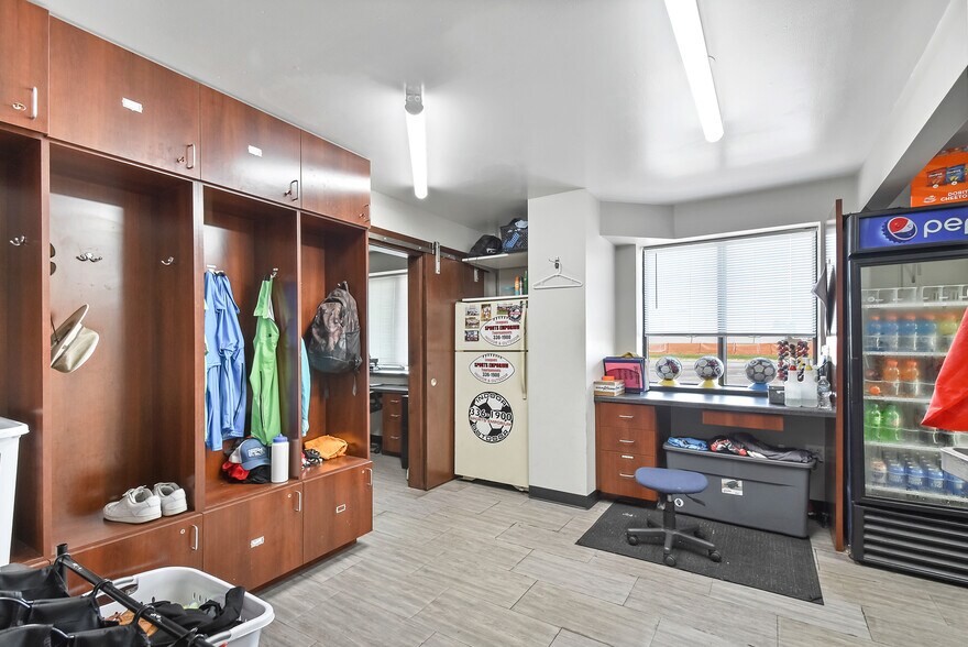 More Photos Of 1856 Nimitz Dr, De Pere Distribution For Lease