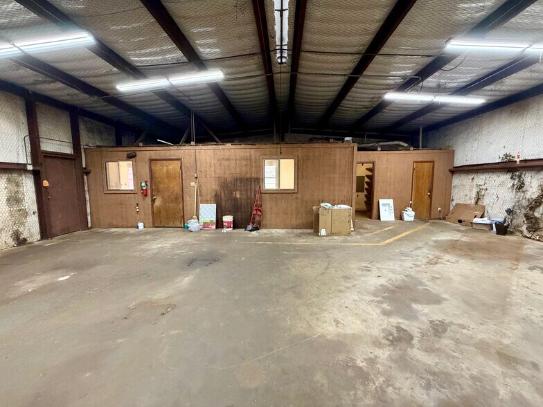 More Photos Of 2000 E Murchison St, Palestine Light Manufacturing For Sale