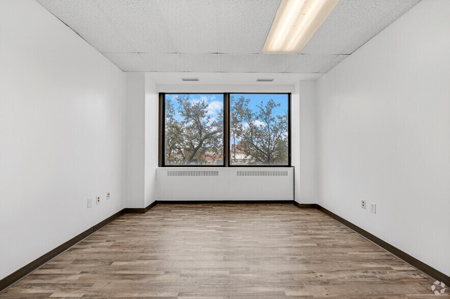 More Photos Of 400 S Zang Blvd, Dallas Office For Lease