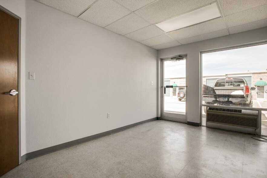 More Photos Of 800 Fulgham Rd, Plano Warehouse For Lease