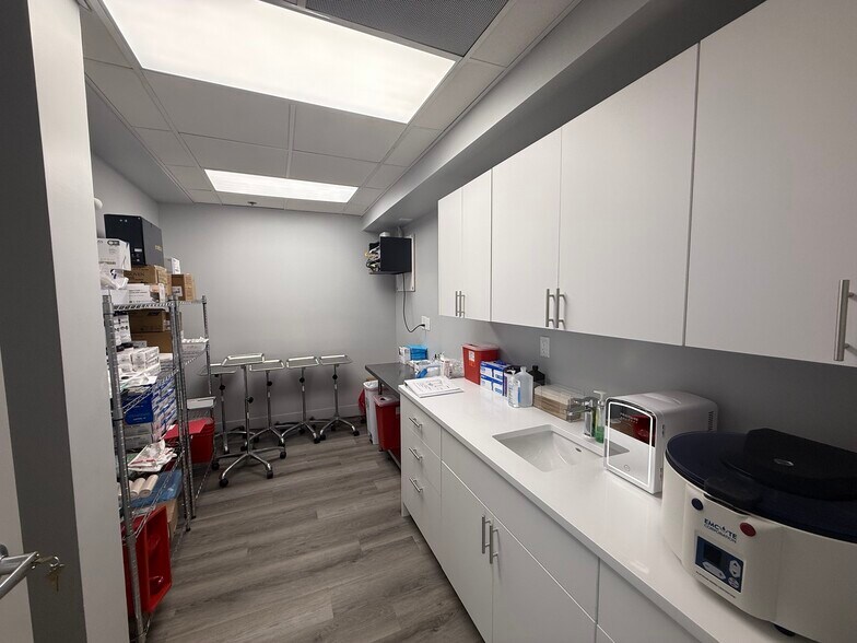 More Photos Of 2100 SE Ocean Blvd, Stuart Medical For Lease