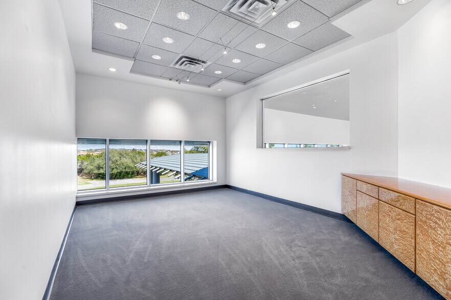 More Photos Of 15315 W Highway 71, Austin Showroom For Sale