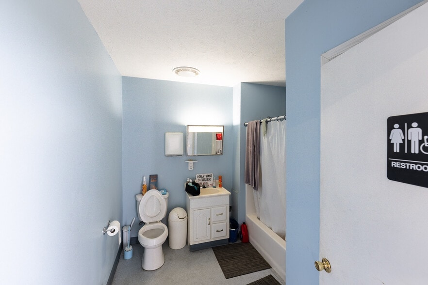 More Photos Of 80 Vine St, Newark Light Distribution For Sale