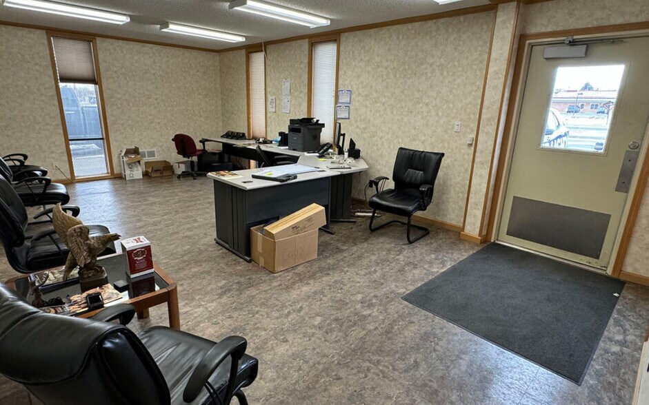 More Photos Of 425 N Broadway Ave, Riverton Light Distribution For Sale