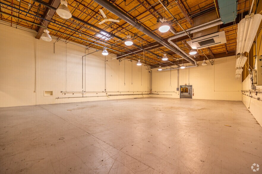 More Photos Of 200 E Avenue G, Rochelle Manufacturing For Sale