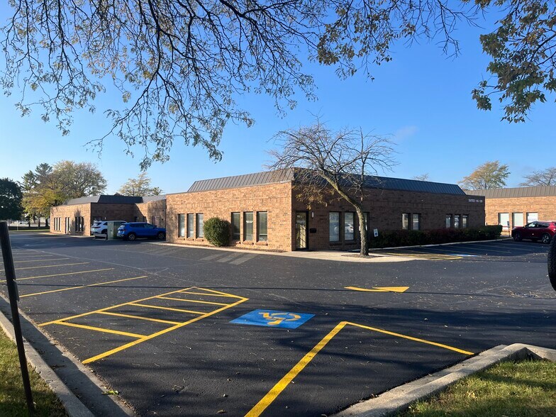 More Photos Of 10 W Phillip Rd, Vernon Hills Medical For Lease