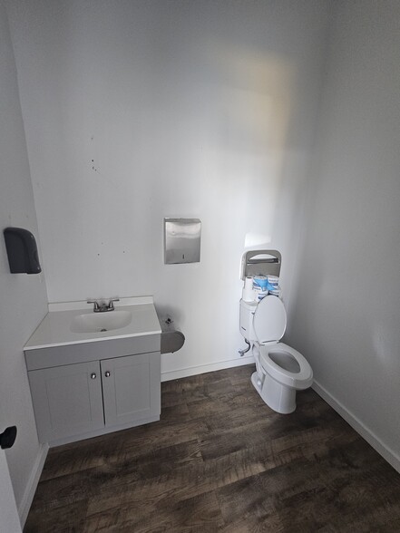 More Photos Of 5833 NE Portland Hwy, Portland Flex For Sale