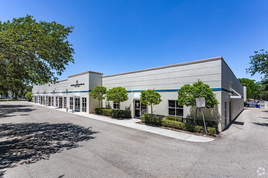 More Photos Of 9201 Brookwood Ct, Bonita Springs Showroom For Lease