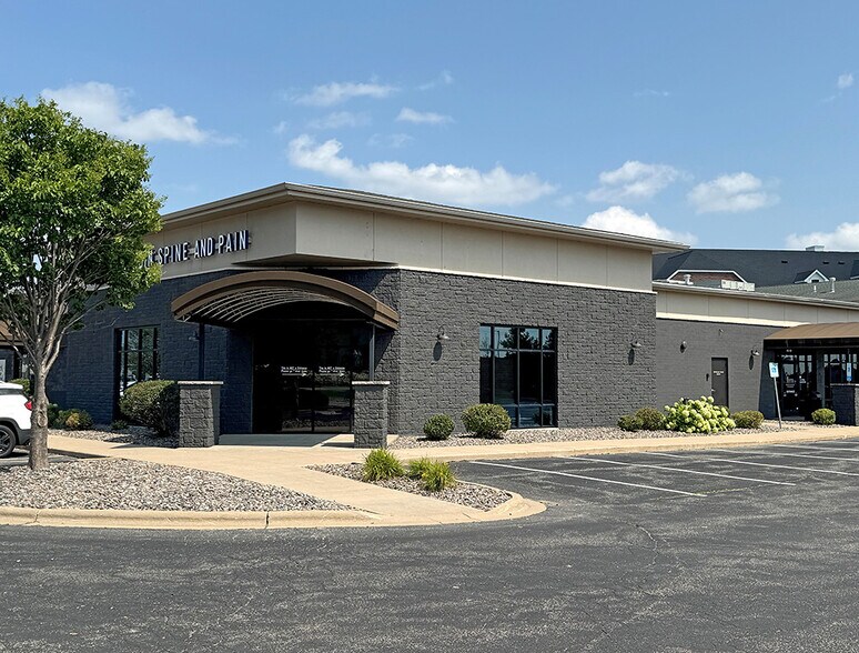 More Photos Of 1600-1688 N Casaloma Dr, Grand Chute General Retail For Lease