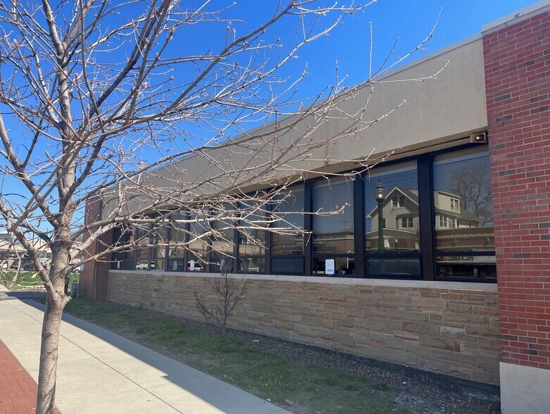 More Photos Of 3917 Broadway St, Kansas City Office For Lease