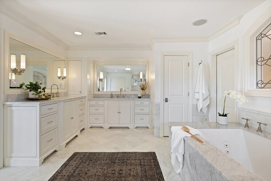 More Photos Of 1810 W 35th St, Austin Specialty For Sale