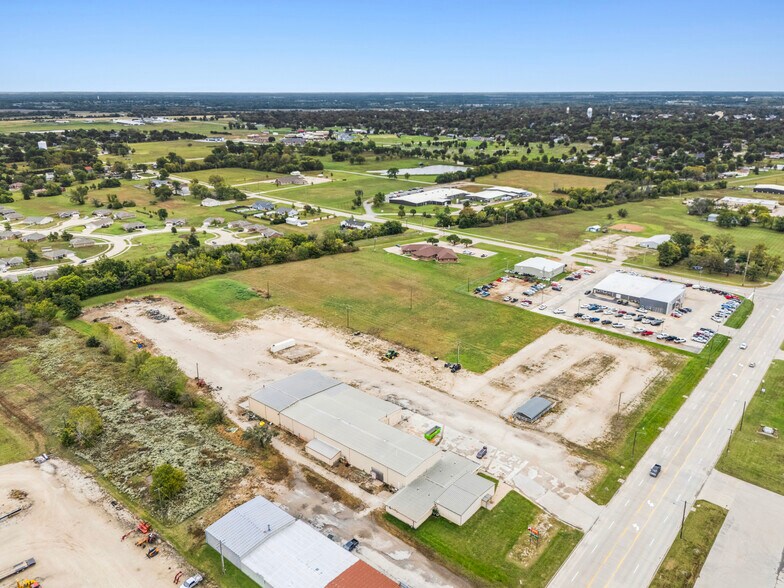 More Photos Of 2701 N State St, Iola Showroom For Sale