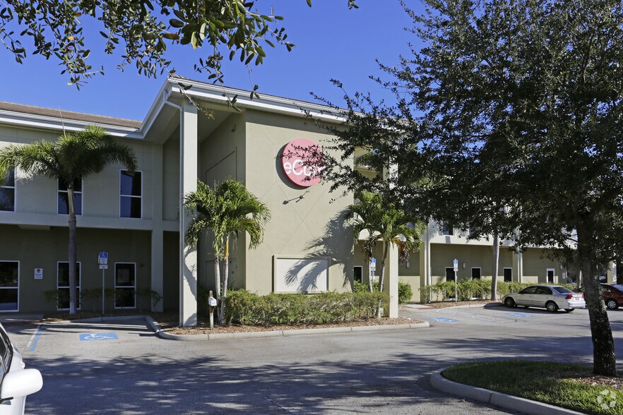More Photos Of 8221-8249 Vicela Dr, Sarasota Office For Sale