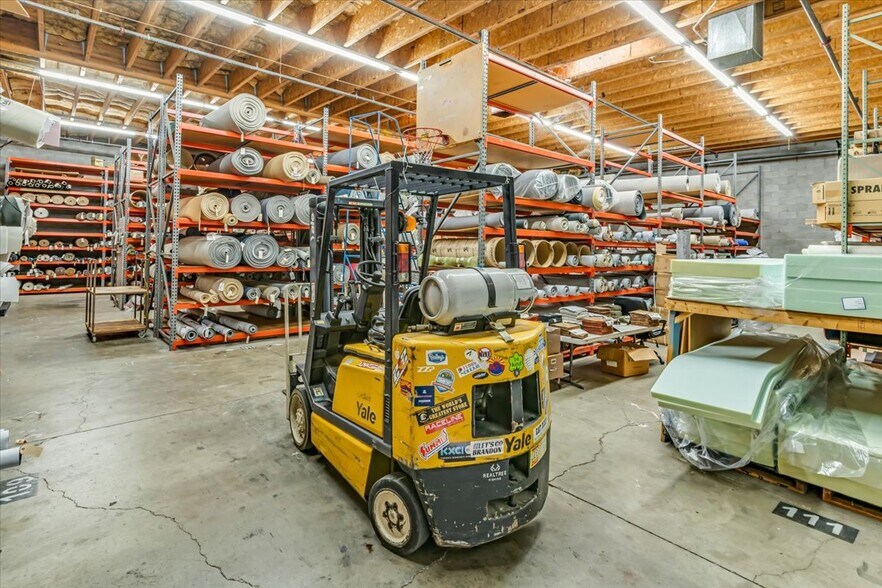 More Photos Of 1401 N Bailey Ln, Tucson Showroom For Sale