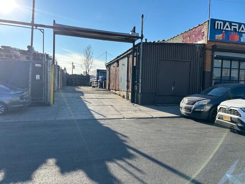 Primary Photo Of 90 Anthony St, Brooklyn Land For Lease